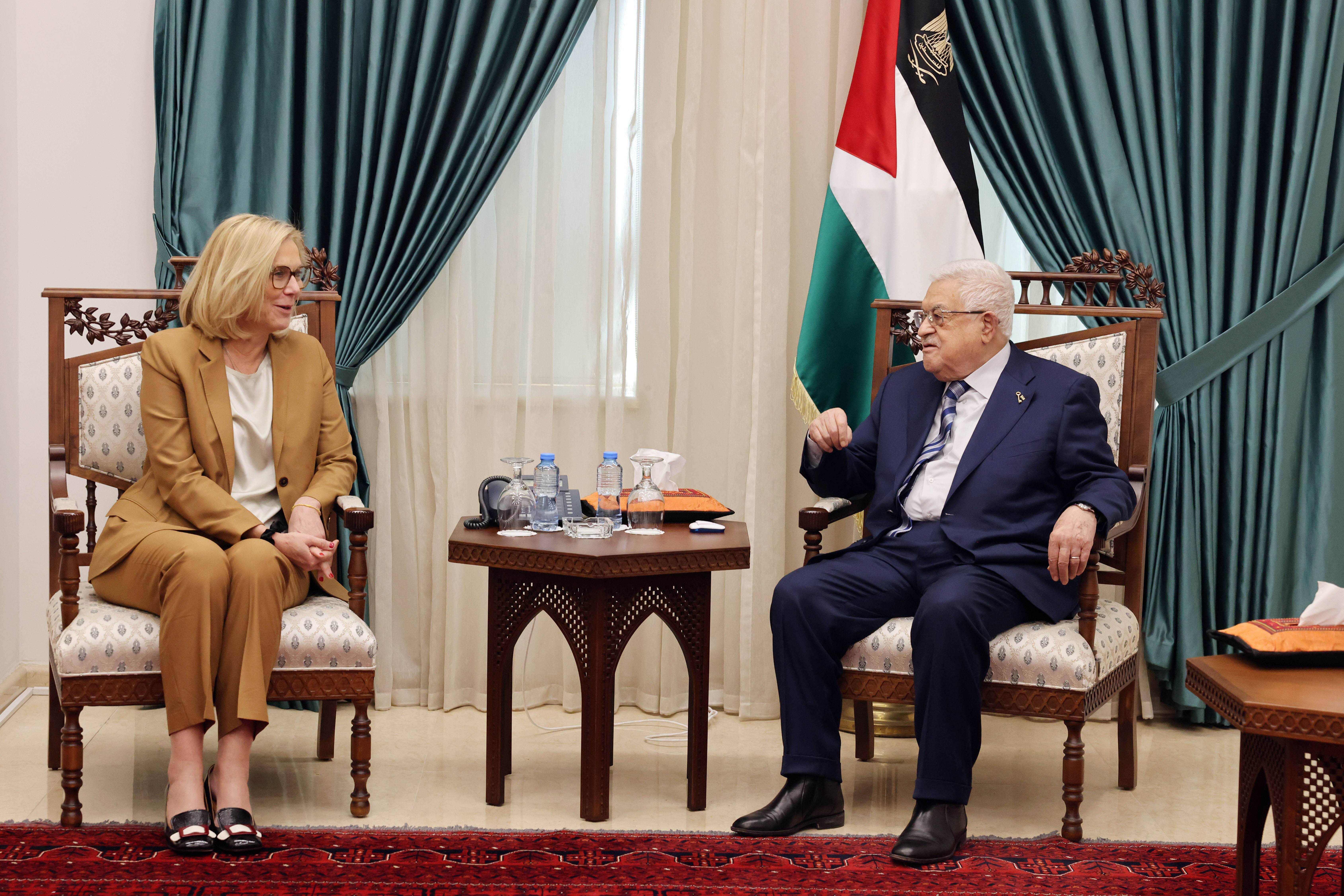 الرئيس يستقبل مبعوث الأمين العام للأمم المتحدة للشؤون الإنسانية وإعادة الإعمار. (تصوير ثائر غنايم)